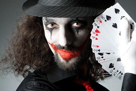 小丑打扮的魔术师不禁让人害怕